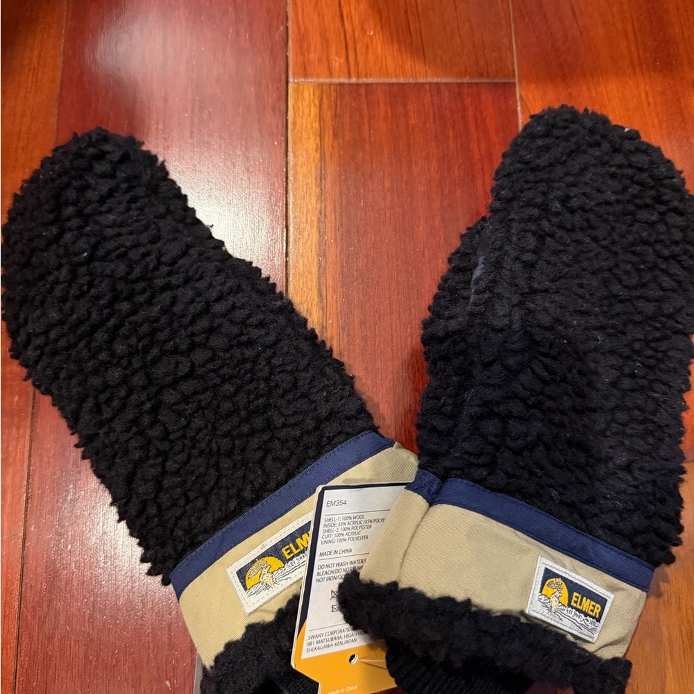 Black and Tan women’s  mittens